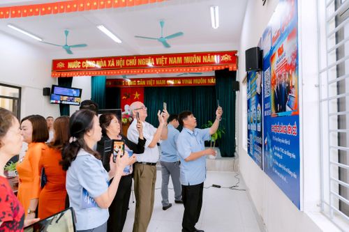 Người dân quét mã QR để tra cứu thông tin và tiếp cận các tiện ích số tại Nhà văn hóa số. Ảnh: Ảnh: MK