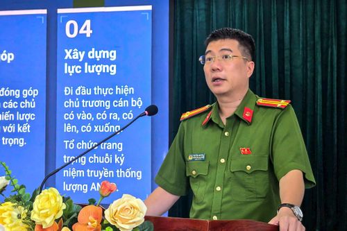 Trung tá Nguyễn Anh Đức - Trưởng Công an phường Ngọc Hà tiếp thu ý kiến chỉ đạo tại hội nghị. Ảnh: DK