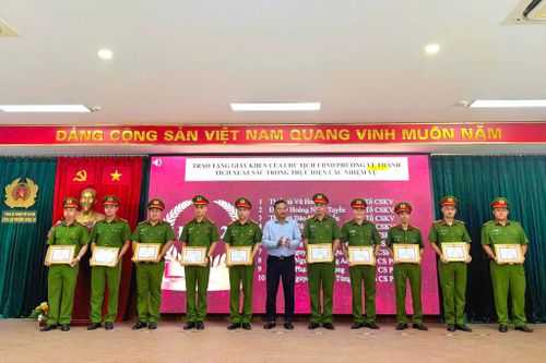 Chủ tịch UBND phường Ngọc Hà Lương Xuân Dương trao bằng khen cho các cá nhân có thành tích xuất sắc. Ảnh: DK