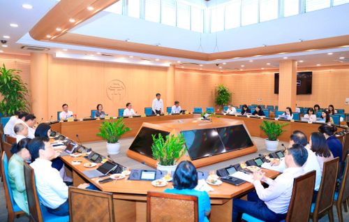 Quang cảnh thảo luận tại tổ 2. Ảnh: Thành Thái