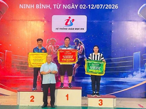 Đoàn Hà Nội nhận cờ Nhất toàn đoàn lứa tuổi 15-16 nam tại Giải vô địch boxing trẻ toàn quốc 2026. Ảnh: Boxing Hà Nội