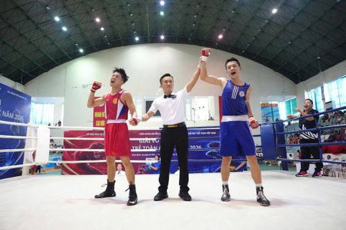 VĐV Hà Nội (áo xanh) được công bố thắng trận tại giải. Ảnh: Liên đoàn Quyền an Việt Nam.