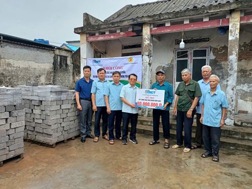 Trao hỗ trợ xây dựng nhà cho gia đình cháu Nguyễn Thị Làn, nạn nhân chất độc da cam ở xã Diên Hà, tỉnh Hưng Yên. Ảnh: Hội NNCDDCVN