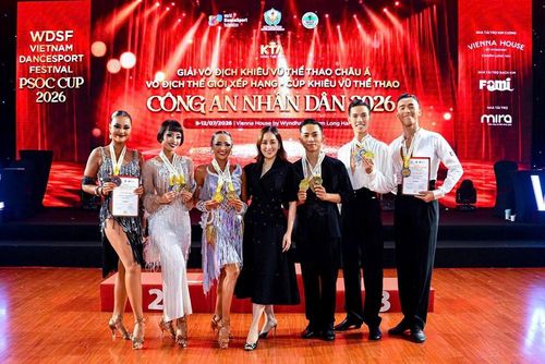 HLV Nguyễn Khánh Thi (váy đen) và các học trò của mình. Ảnh: KTA