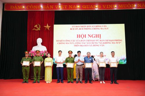 Khen thưởng các tập thể có thành tích xuất sắc. Ảnh: Vũ Hậu.
