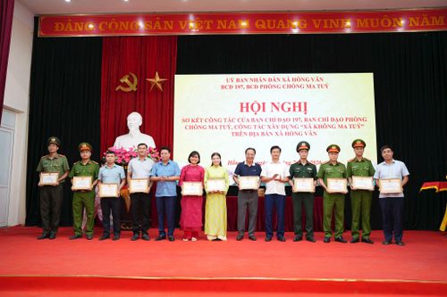 Các cá nhân được UBND xã Hồng Vân khen thưởng vì có thành tích trong công tác. Ảnh: Vũ Hậu.