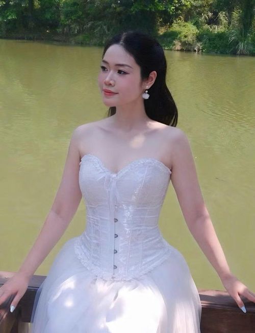  Đinh Ngọc Châu, sinh năm 2001, cao 1,72 m, đến từ Hải Phòng, tốt nghiệp khoa Quản trị kinh doanh tại Đại học Kinh tế Quốc dân. Hiện cô làm kinh doanh tự do. Mục tiêu của cô khi đến với cuộc thi Hoa hậu Việt Nam 2026 là chạm tay vào chiếc vương miện danh giá. 