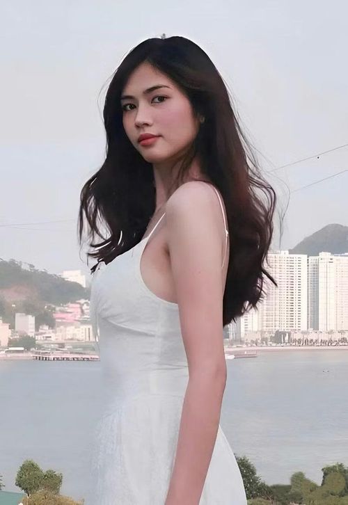  Nguyễn Phương Thảo, sinh năm 2004, cao 1,74 m, đến từ Hải Phòng. Phương Thảo cho biết cô mong muốn một lần đứng trên sân khấu Hoa hậu Việt Nam, đến gần hơn với những giá trị bền vững mà cuộc thi đã tạo dựng bấy lâu nay. “Tôi biết đến Hoa Hậu Việt Nam không chỉ là cuộc thi uy tín, lâu đời tại Việt Nam mà còn từ những giá trị mà cuộc thi mang lại cho cộng đồng, xã hội. Từ những dự án nhân ái, thiện nguyện, những tấm lòng sẻ chia đã giúp tôi có cái nhìn thiết thực về cuộc thi”, cô chia sẻ. 