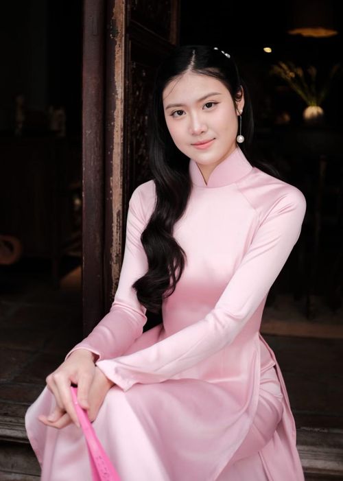  Phạm Vân Hà, sinh năm 2008, là một trong những thí sinh nhỏ tuổi nhất Hoa hậu Việt Nam 2026. Cô vừa tốt nghiệp THPT và đang mong muốn theo đuổi chuyên ngành Kinh doanh Quốc tế ở bậc đại học. Vân Hà có chứng chỉ IELTS 7.5 và DELF B2 tiếng Pháp. 