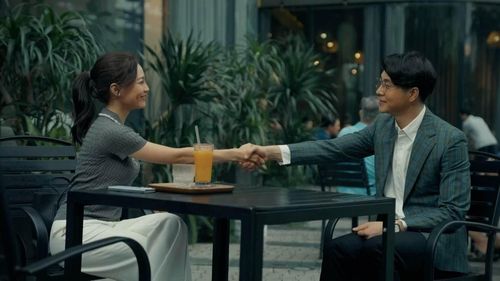 Diệu và Sơn chính thức hợp tác với nhau trong điều hành công ty. Ảnh VTV