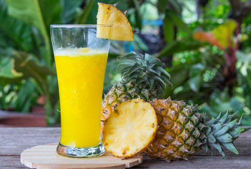 Nên ưu tiên ăn dứa tươi nguyên quả thay vì nước ép.