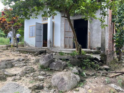Khu vực thôn Tiên Châu, xã Sơn Cẩm Hà đối diện với nguy cơ sạt lở núi vào mùa mưa bão. Ảnh: CĐ.