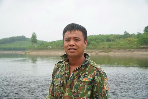Anh Toàn từ bỏ nghề sửa ô tô để về quê nuôi cá xuất khẩu. Ảnh: Đình Minh