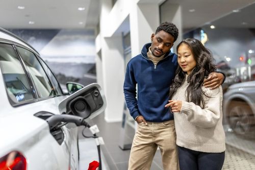  Cứ 4 xe mới được bán trên toàn cầu trong năm 2025 thì có 1 xe là xe điện. Tại Mỹ, xe điện chỉ chiếm 7,8% doanh số xe mới trong năm ngoái, giảm so với mức 8,1% của năm 2024. 