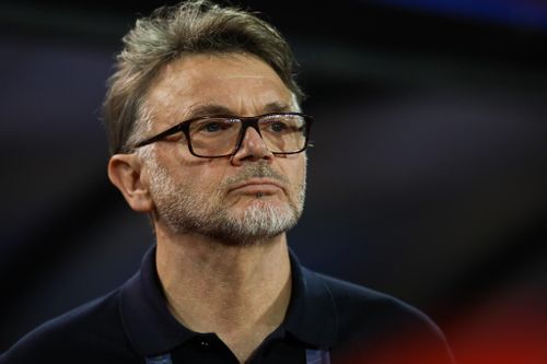 Theo HLV Philippe Troussier, Tây Ban Nha vượt trội Pháp nhờ khả năng kiểm soát nhịp độ, tổ chức chiến thuật và sức mạnh tập thể.