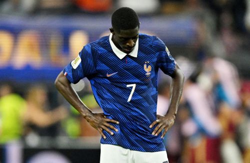 Dembele không thể phát huy điểm mạnh tốc độ và khả năng dứt điểm hai chân. Ảnh: Reuters.