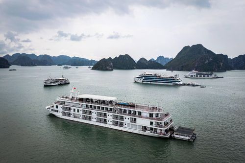  Du thuyền đưa du khách trải nghiệm trên vịnh Hạ Long, ngày 26/4. Ảnh: Đinh Hà. 