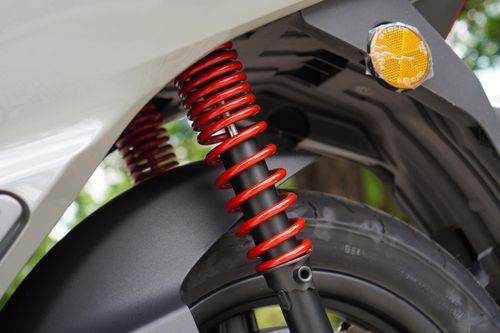  Xe được trang bị motor điện một chiều, cho công suất tối đa 2,63 kW. Theo thông tin hãng công bố, động cơ này có thể cho tốc độ tối đa 60 km/h. 