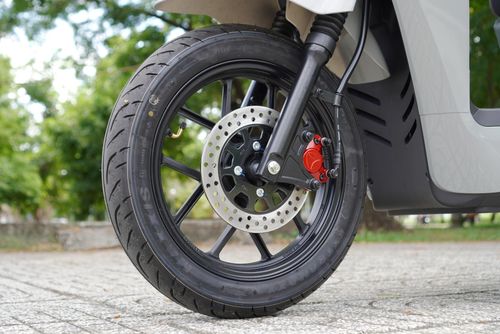  Xe được trang bị mâm xe kích thước 14 inch, phía trước, sau đều là phanh đĩa, đi cùng hệ thống giảm xóc thủy lực. 