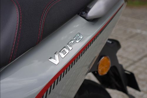  Yadea Vora là một mẫu xe máy điện dành cho người ưu tiên phạm vi hoạt động với thiết kế gần như tương đồng với xe máy xăng. Với mức giá gần 43 triệu đồng, Vora sẽ cùng tầm giá với một số cái tên như VinFast Viper, Dat Bike Quantum hay Honda CUV e: (bản đổi pin). 