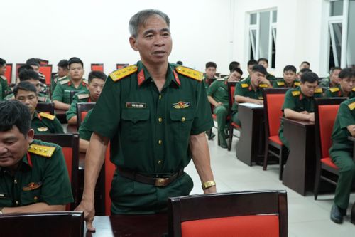 Thượng tá Trần Hùng Cường, Chính trị viên Đội K73, phát biểu tại buổi đối thoại.