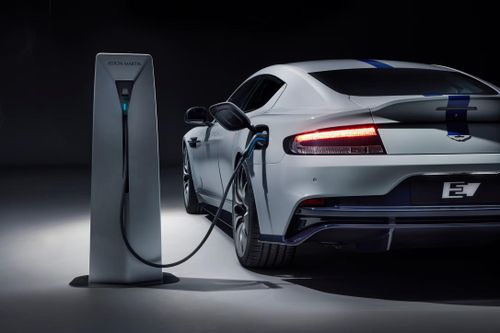  Trong quá khứ, hãng đã từng ra mắt mẫu xe điện Aston Martin Rapide E. Tuy nhiên, kế hoạch ra mắt một mẫu xe thuần điện hoàn toàn mới sẽ được dời lại qua thập niên 2030. 