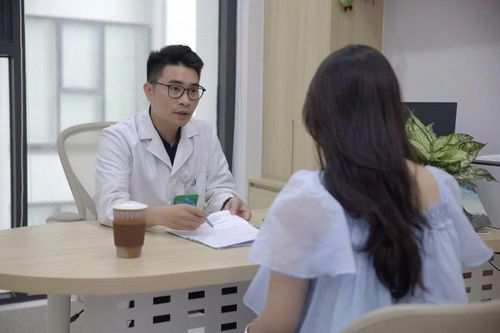  Thạc sĩ tâm lý lâm sàng Hoàng Quốc Lân tư vấn cho bệnh nhân. Ảnh: BSCC. 