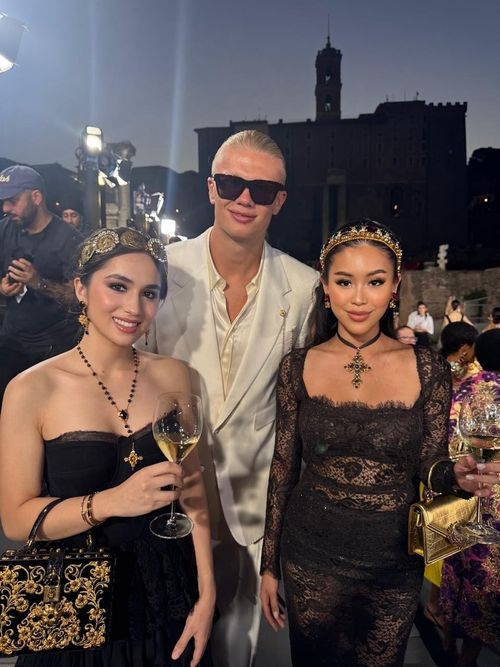 Tiên Nguyễn và Marie Trâm Anh từng chụp hình chung với Erling Haaland tại sự kiện của Dolce & Gabbana hồi năm ngoái. Ảnh: @tiennguyenn.