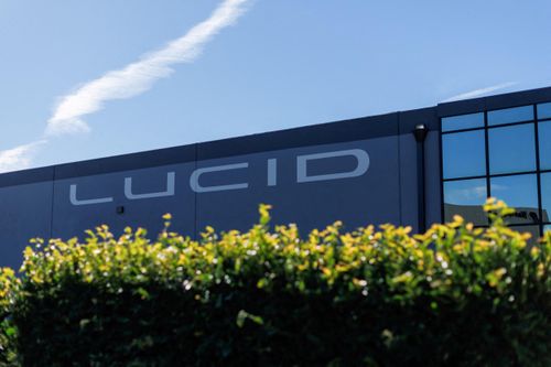 Sau khi thông tin được lan truyền, giao dịch cổ phiếu Lucid đã nhiều lần bị tạm ngừng trong phiên do biến động mạnh. Có thời điểm giá cổ phiếu giảm tới 57%, xuống còn 2,37 USD/cổ phiếu trước khi thu hẹp đà giảm.