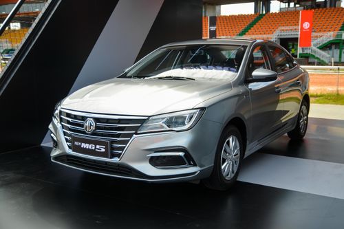  Giá bán thấp cùng nhiều khuyến mại là lợi điểm lớn của các mẫu sedan. Ảnh: Vĩnh Phúc.