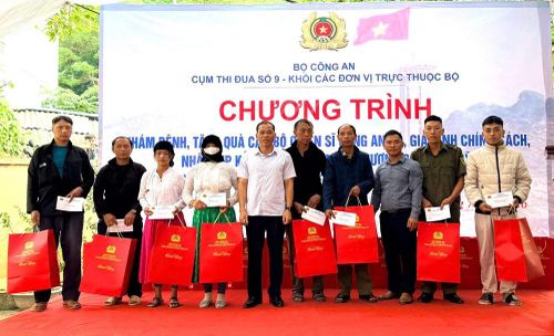 Trao tặng quà cho các gia đình chính sách, hộ nghèo và hộ có hoàn cảnh khó khăn trên địa bàn xã Lũng Cú