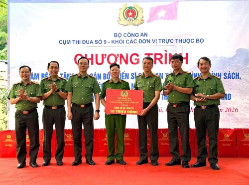 Trao tặng nhiều phần quà ý nghĩa cho UBND xã, Công an xã, Trạm Y tế xã Lũng Cú