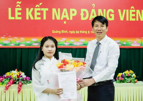 Em Cao Thị Lệ Hằng được kết nạp vào Đảng tại Trường Đại học Quảng Bình sau quá trình bền bỉ học tập, rèn luyện và phấn đấu