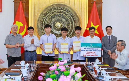 Hội Khuyến học tỉnh Thanh Hóa và Công ty TNHH Lọc hóa dầu Nghi Sơn trao phần thưởng cho các em học sinh và Trường THPT Chuyên Lam Sơn. Ảnh: Minh Hiếu