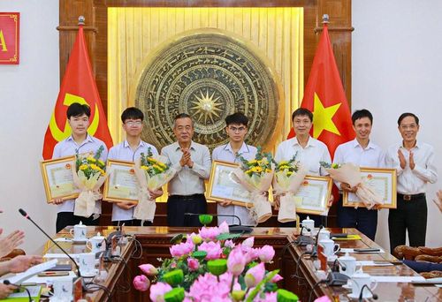 Lãnh đạo tỉnh Thanh Hóa trao Bằng khen, chúc mừng các học sinh đoạt Huy chương Đồng Olympic khu vực năm 2026 và các giáo viên bồi dưỡng. Ảnh: Minh Hiếu