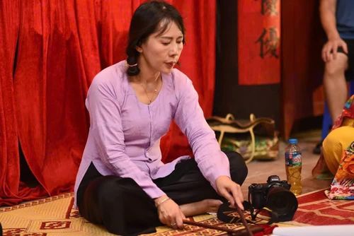 Một thành viên lâu năm của lớp học trong giờ thực hành của lớp học ca trù tại Di tích lịch sử - văn hóa Bích Câu Đạo Quán (Hà Nội). Ảnh: Hà Linh/TTXVN phát