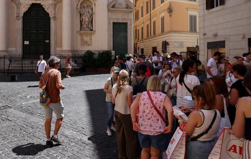 Người dân tránh nắng nóng dưới bóng râm tại Rome, Italy, ngày 10/7/2026