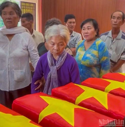 Bà Nguyễn Thị Lệ, thân nhân gia đình liệt sĩ đến dâng hương tại Công viên Lê Thị Riêng.