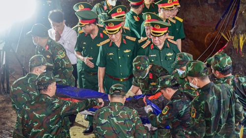 Các lực lượng quy tập hài cốt liệt sĩ tại Công viên Lê Thị Riêng.