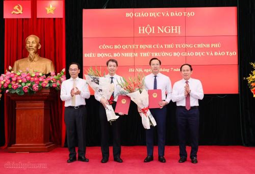 Phó Thủ tướng Chính phủ Lê Tiến Châu, Bộ trưởng Giáo dục và Đào tạo Hoàng Minh Sơn trao Quyết định và tặng hoa chúc mừng hai tân Thứ trưởng Giáo dục và Đào tạo Đoàn Trung Kiên và Phạm Quang Hưng. (Ảnh: VGP)