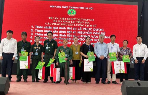 Trao quà tri ân thân nhân 5 liệt sĩ và 4 cựu thanh niên xung phong bị thương tại Bến phà Cầu phao Khuyến Lương.