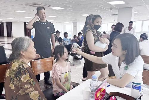 Nhiều trẻ em bị dị tật răng hàm mặt được các bác sĩ Trung ương thăm khám, tư vấn phương pháp điều trị.