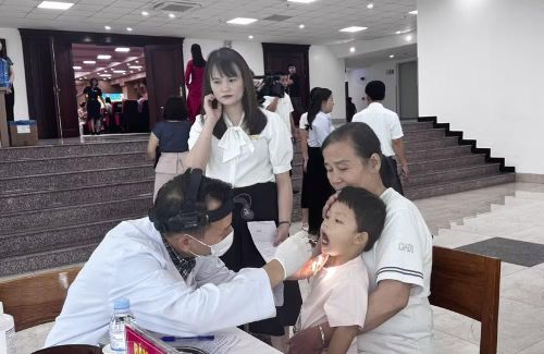 Sau khi được thăm khám, nhiều trẻ em có bệnh về răng hàm mặt nặng sẽ được điều trị, phẫu thuật ngay tại Bệnh viện Sản Nhi Phú Thọ.