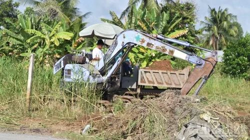Người dân xã Long Hưng, tỉnh Đồng Tháp lấy đất, cát trong dự án nâng cấp, mở rộng đường tỉnh 878.