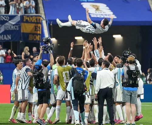 Đồng đội tung hô Messi sau khi lội ngược dòng 3-2 trước Ai Cập sau khi bị dẫn 2 bàn tại vòng 1/8 World Cup 2026. (Ảnh: FIFA)