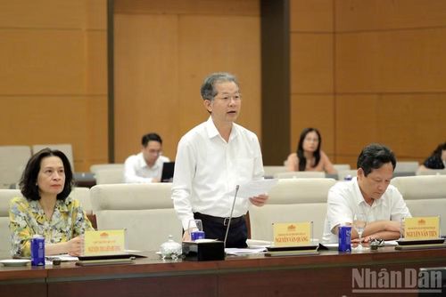 Chánh án Tòa án nhân dân tối cao Nguyễn Văn Quảng trình bày tờ trình dự án Pháp lệnh. (Ảnh: THỦY NGUYÊN)