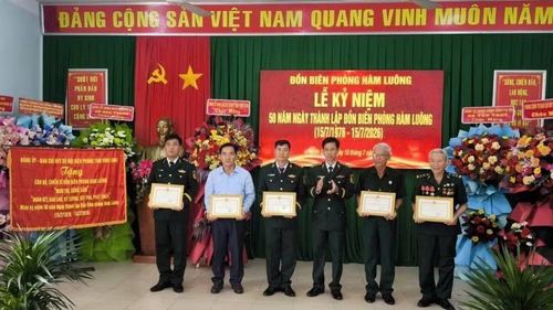 Ban chỉ huy Bộ đội Biên phòng tỉnh Vĩnh Long trao Giấy khen cho 5 tập thể, cá nhân có nhiều đóng góp trong quá trình xây dựng, phát triển Đồn Biên phòng Hàm Luông.