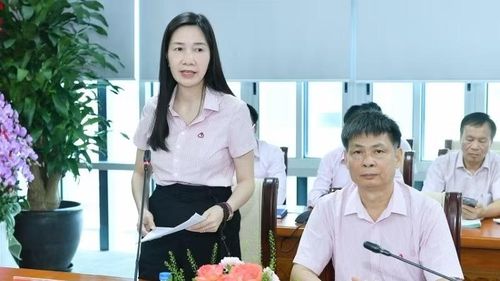Tổng Giám đốc Ngân hàng Chính sách xã hội Nguyễn Thị Hằng báo cáo kết quả hoạt động Ngân hàng Chính sách xã hội.