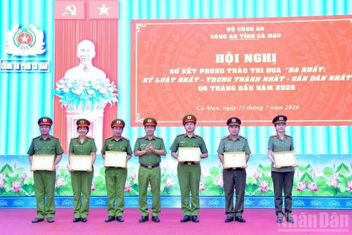 Đại tá Châu Quốc Huy, Phó Giám đốc Công an tỉnh Cà Mau (đứng giữa) trao Giấy khen cho các tập thể có thành tích xuất sắc trong thực hiện phong trào thi đua “Ba nhất”.