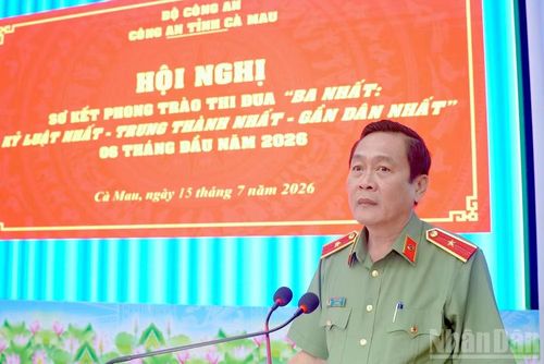 Thiếu tướng Hồ Việt Triều, Giám đốc Công an tỉnh Cà Mau phát biểu chỉ đạo tại hội nghị.